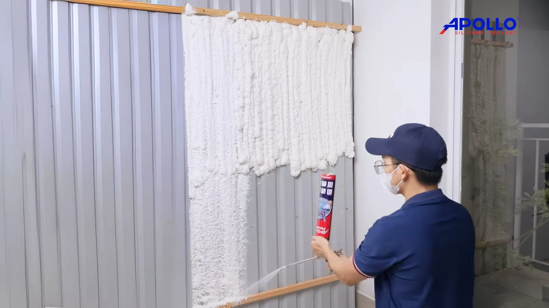 Keo bọt nở Apollo PU Foam hoặc các dòng PU Foam chuyên dụng là giải pháp hiệu quả để trám bít khe hở, chống dột và hỗ trợ cách nhiệt, giảm ồn cho mái tôn
